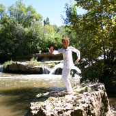 illustration d'un mouvement de qi gong avec Nathalie Boillon